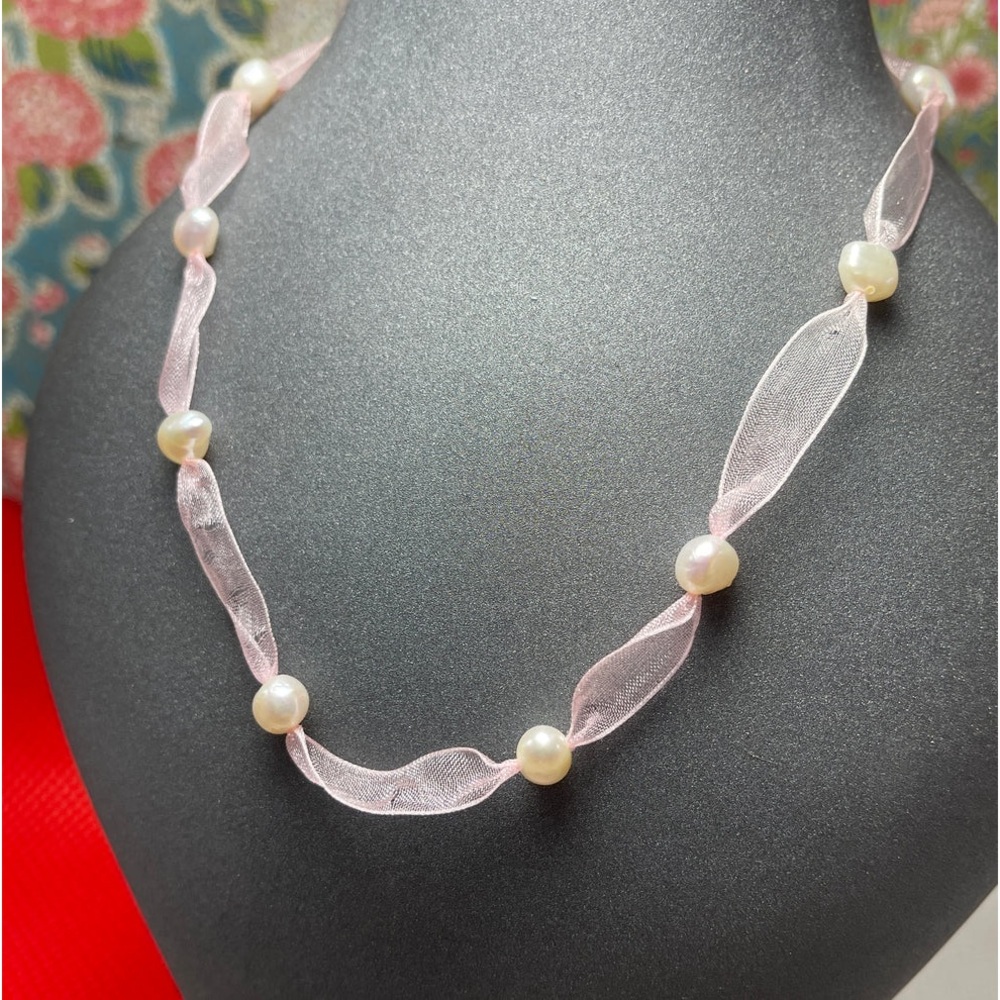 Pearl and Ribbon Necklace - Picture 2 of 6